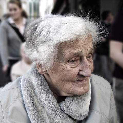 Gute Pflege im Alter zu realisieren wird immer schwieriger - dependent-100343-640--geralt-Gerd-Altmann-pb-Lizenz-CC0-PublicDomain-001