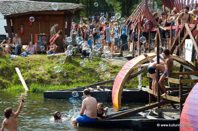 Vor-FOLKLORUM und Eröffnungsspektakel zum 2-einhalb Tage (und Nächte) anderssein Vor-FOLKLORUM und Eröffnungsspektakel zum 2-einhalb Tage (und Nächte) anderssein