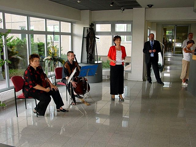 Bild zu Elke Jurisch, Inhaberin von Knowledge2Business, betreute Anita Guske in der Grndungsphase und erffnete die Vernissage.