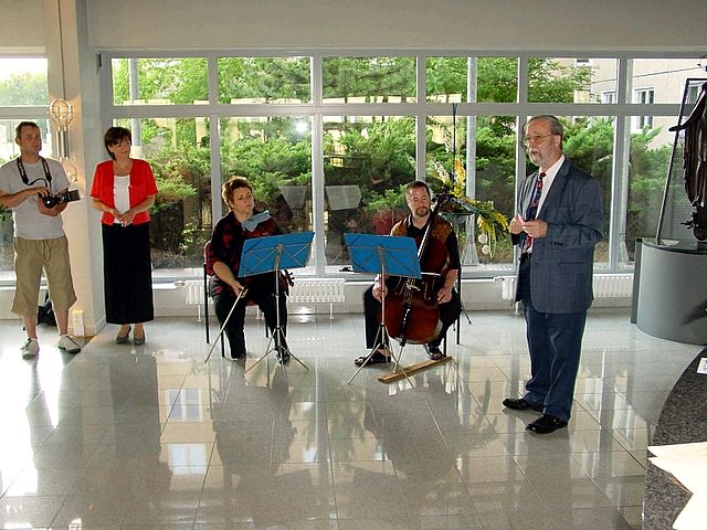 Bild zu Der Vorsitzende des Kunstvereins Hoyerswerda Martin Schmidt hielt die Laudatio und spannte den Bogen der Illusionsmalerei bis in die vorchristliche Zeit.