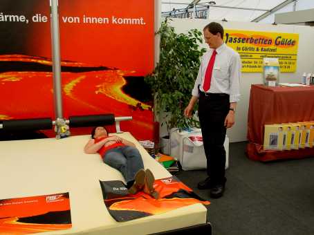 Bild zu So richtig nett ists nur im Wasserbett . . .