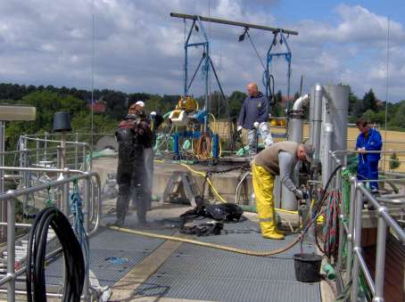 Bildtitel: Spezialtaucher im Faulturm Bild zu Spezialtaucher im Faulturm
