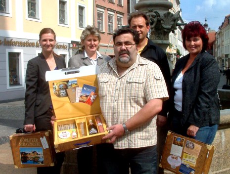 Bildtitel: Ein Koffer voller Spezialitäten wirbt von nun an für die Neißestadt Bild zu Ein Koffer voller Spezialitäten wirbt von nun an für die Neißestadt