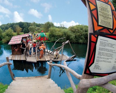 Bild zu Die Himmelfahrt fhrt ber den Fluss