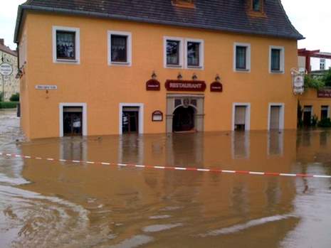 Bild zu Flutwelle auf der Neie - Anwohner sollen in hhere Stockwerke gehen - Evakuierungen - Bilder aus Zittau