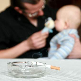 Bild zu Baby raucht auch bei sauberer Luft mit