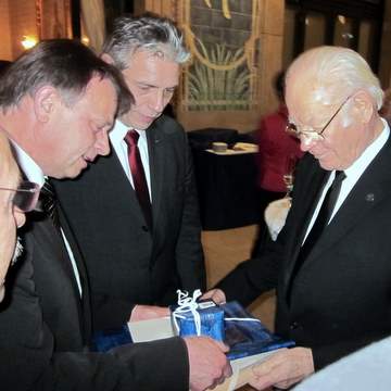 Bild zu Oberbrgermeister Paulick bermittelt Gre von Professor Kiesow