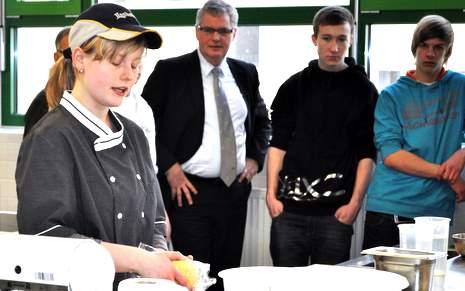 Schülern den Übergang ins Berufsleben ebnen Schülern den Übergang ins Berufsleben ebnen