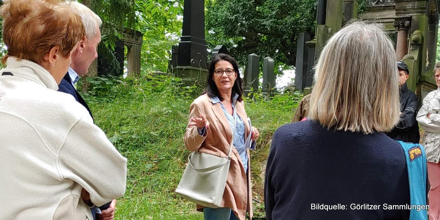 Ines Haaser bei einer Fhrung auf dem Jdischen Friedhof zu Grlitz