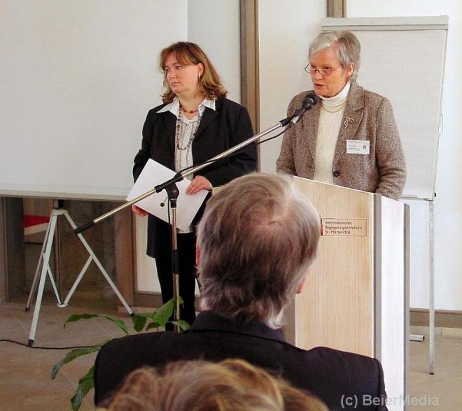 Bild zu Daniela Nestler (Regio Chance e.V.) und Gleichstellungsbeauftragte Elke Pratsch   bei der Erffnung