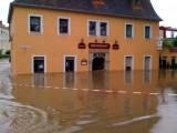 Flutwelle auf der Neiße - Anwohner sollen in höhere Stockwerke gehen - Evakuierungen - Bilder aus Zittau