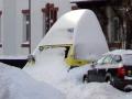 Wenn Autos, Fugnger und der Schnee um den Platz auf der Strae konkurrieren