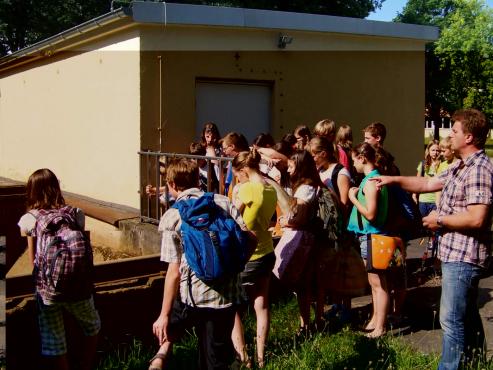 Bild zu Schler entdecken Wasserwerk Weinhbel