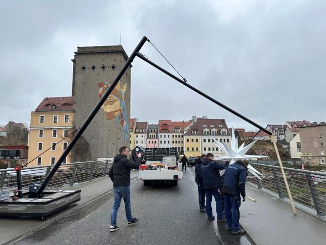 Bild zu Der Herrenhuter Stern wird erstmalig an der Altstadtbrck montiert.