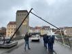 Bild zu Der Herrenhuter Stern wird erstmalig an der Altstadtbrck montiert.