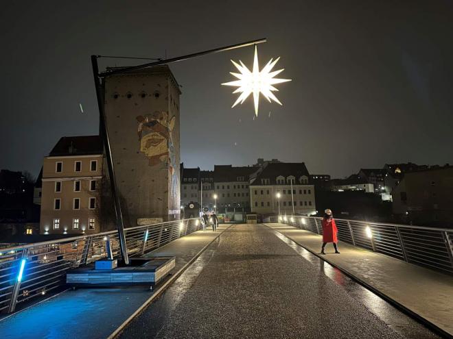 Bild zu Der Herrnhuter Stern leuchtet erstmals auf der Altstadtbrcke.