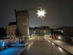 Bild zu Der Herrnhuter Stern leuchtet erstmals auf der Altstadtbrcke.