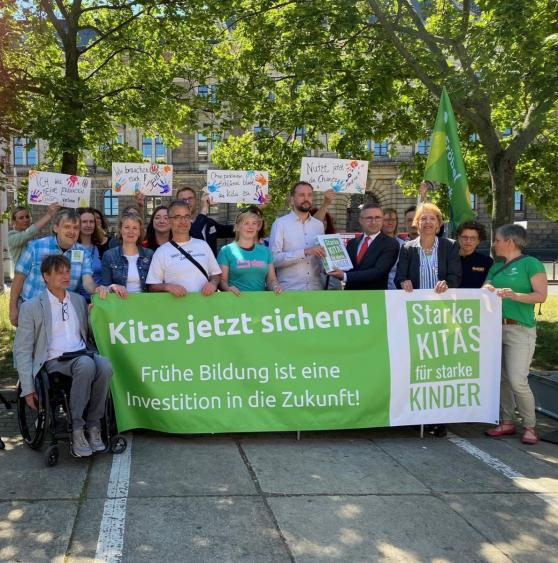 Bild zu Kita-Bndnis fordert mit 32.643 Unterschriften bessere Rahmenbedingungen