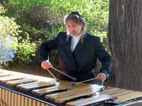 Bild zu Schulkinder in der Synagoge an der Marimba 
