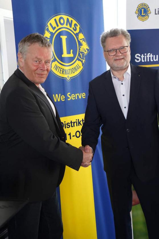 Bild zu Staffelbergabe bei den Lions: Grlitz bernimmt Leitung im Distrikt