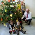 Kinder schmücken den Weihnachtsbaum im Gorlitzer Rathaus
