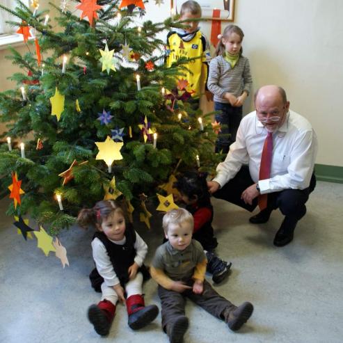 Bild zu Kinder schmcken den Weihnachtsbaum im Gorlitzer Rathaus