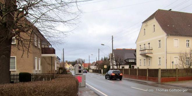 Bildtitel: Blitzklotz versperrt die Sicht und wird zum Hindernis für Fußgänger Bild zu Blitzklotz versperrt die Sicht und wird zum Hindernis für Fußgänger