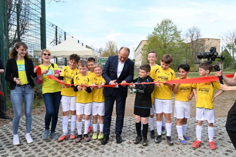 Bild zu Bolzplatz an der Karlstra�e in Weinh�bel er�ffnet