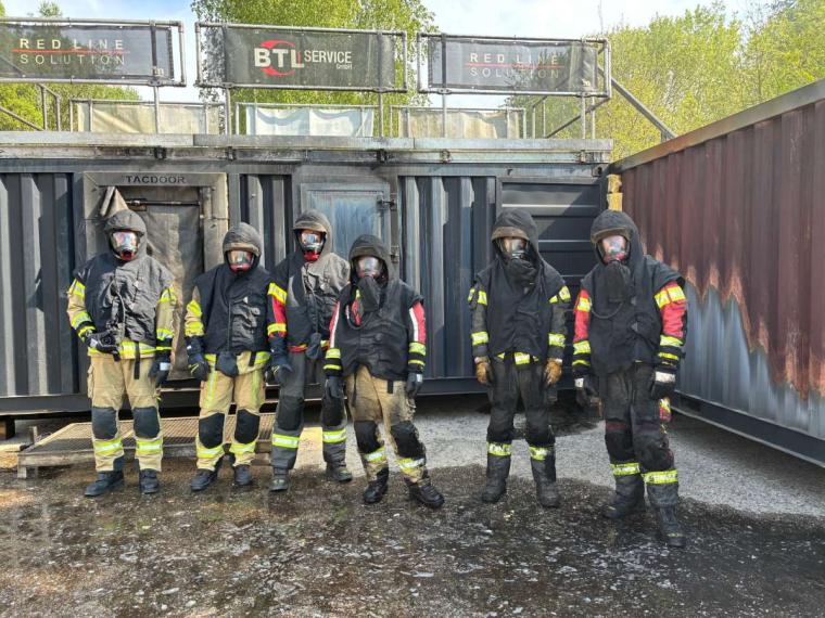 Bild zu Einsatzkr�fte �ben im Brandcontainer den Ernstfall
