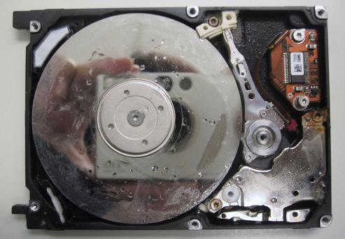 Bild zu berschwemmte Computer und Festplatten schnell ins Labor