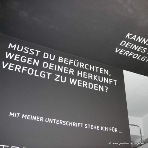 Bild zu Durch die Gitter