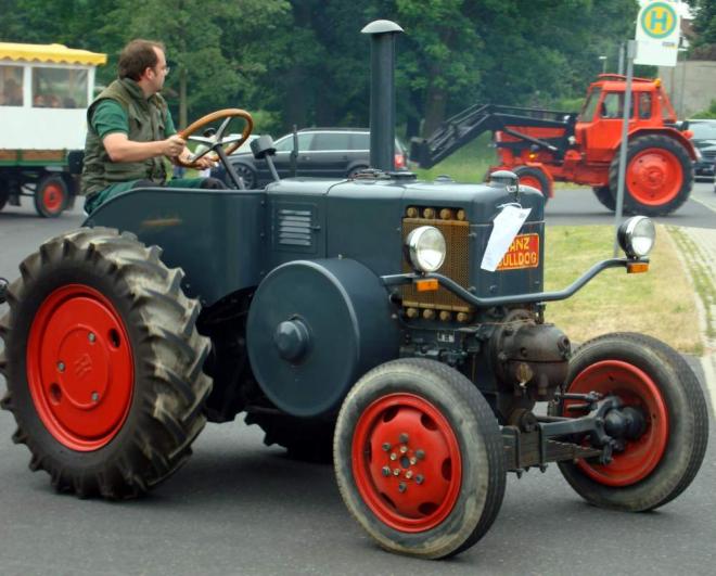 Bildtitel: Traktorenfreunde Schöpstal stellen eine tolle Fahrzeugschau auf die Beine Bild zu Traktorenfreunde Schöpstal stellen eine tolle Fahrzeugschau auf die Beine