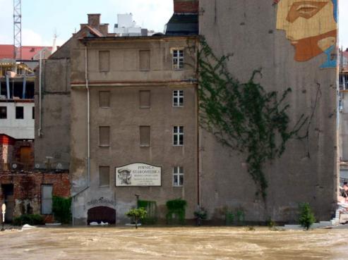 Bild zu Zum Wiederaufbau des Witka-Staudamms 