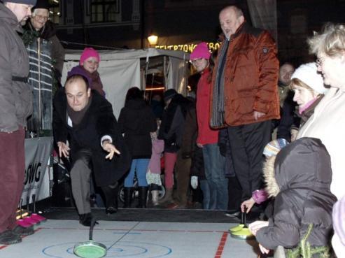 Bild zu Eisstockschieen: Brgermeister mssen Glhwein zapfen