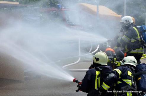 Bild zu DieFeuerwehr rettet und hilft
