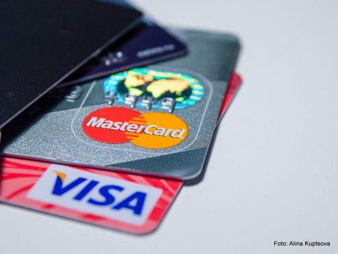 Bild zu  Verbraucher setzen auf die Karte: Bezahlen mit Bargeld aus der Mode