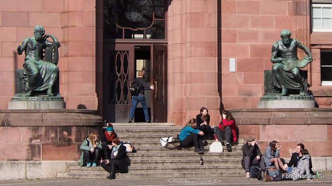 Bildtitel: Fünf Wege, auf denen Studenten an Geld kommen Bild zu Fünf Wege, auf denen Studenten an Geld kommen