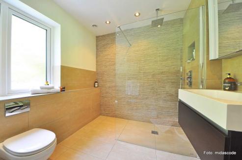Bild zu Badezimmer in der Ferienwohnung grer wirken lassen