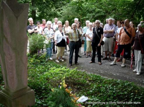 Bild zu Friedhofsfhrung endet im Platzregen