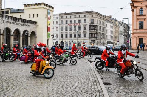 Bild zu Motorisierte Weihnachtsmnner in Grlitz