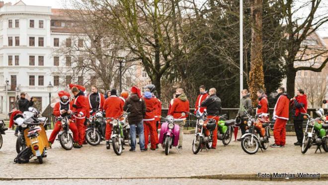 Kultige Mopeds und weihnachtssinnige Fahrer Kultige Mopeds und weihnachtssinnige Fahrer