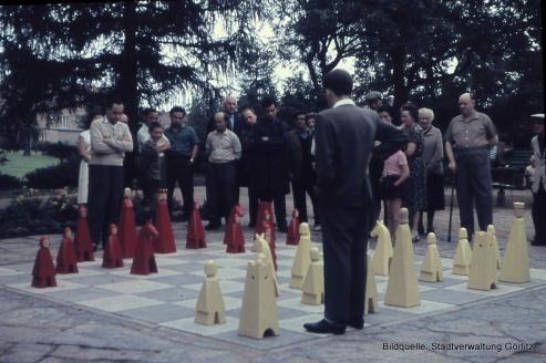 Bild zu Rot-weies Schach im Stadtpark Grlitz