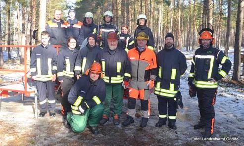 Bild zu Feuerwehrleute ben Einsatz gegen Sturmfolgen