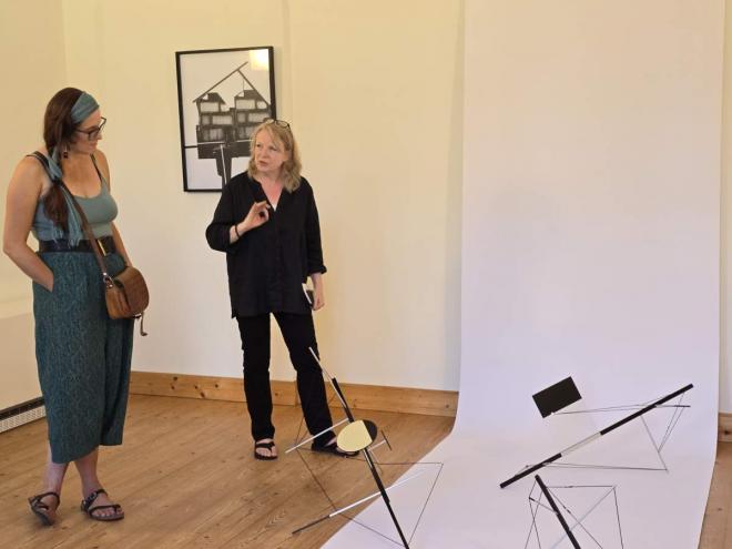 Bildtitel: Ausstellung „HOLD THE LINE“ als lebendiger Prozess Bild zu Ausstellung „HOLD THE LINE“ als lebendiger Prozess