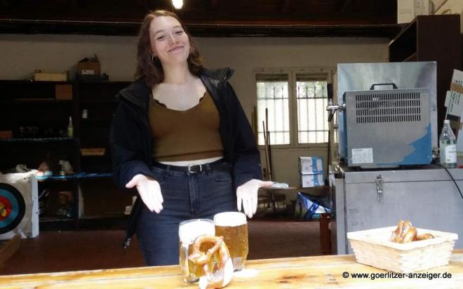 Bild zu Gut sitzen und "Vortreffliches Sommerbier" trinken