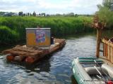 Bild zu Vroni fassungslos:Da schwimmt ein Klavier im Fluss!