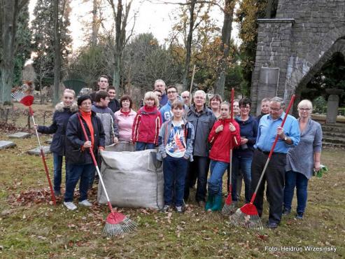 Bild zu Mormonen helfen auf dem Grlitzer Friedhof