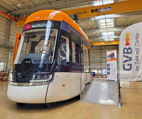 Bild zu Grlitzer Altstadtfest: Blick in die neue Straenbahn