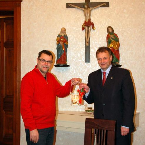 Bild zu Oberbrgermeister Paulick berbringt Friedenslicht
