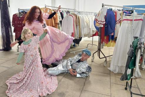 Bild zu Kostmverkauf im Gerhart-Hauptmann-Theater